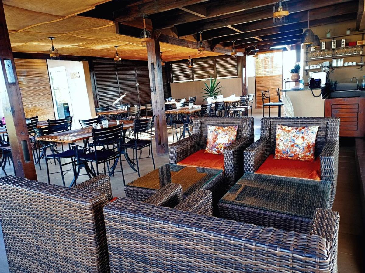 Fly Inn Madagascar Hotel - Navette Gratuite H24 - A 300M De L'Aeroport International Ivato-Antananarivo Ивато Экстерьер фото